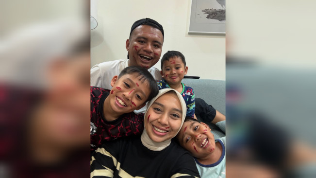 Putri Karlina bersama anaknya dan Maula Akbar. [Instagram]